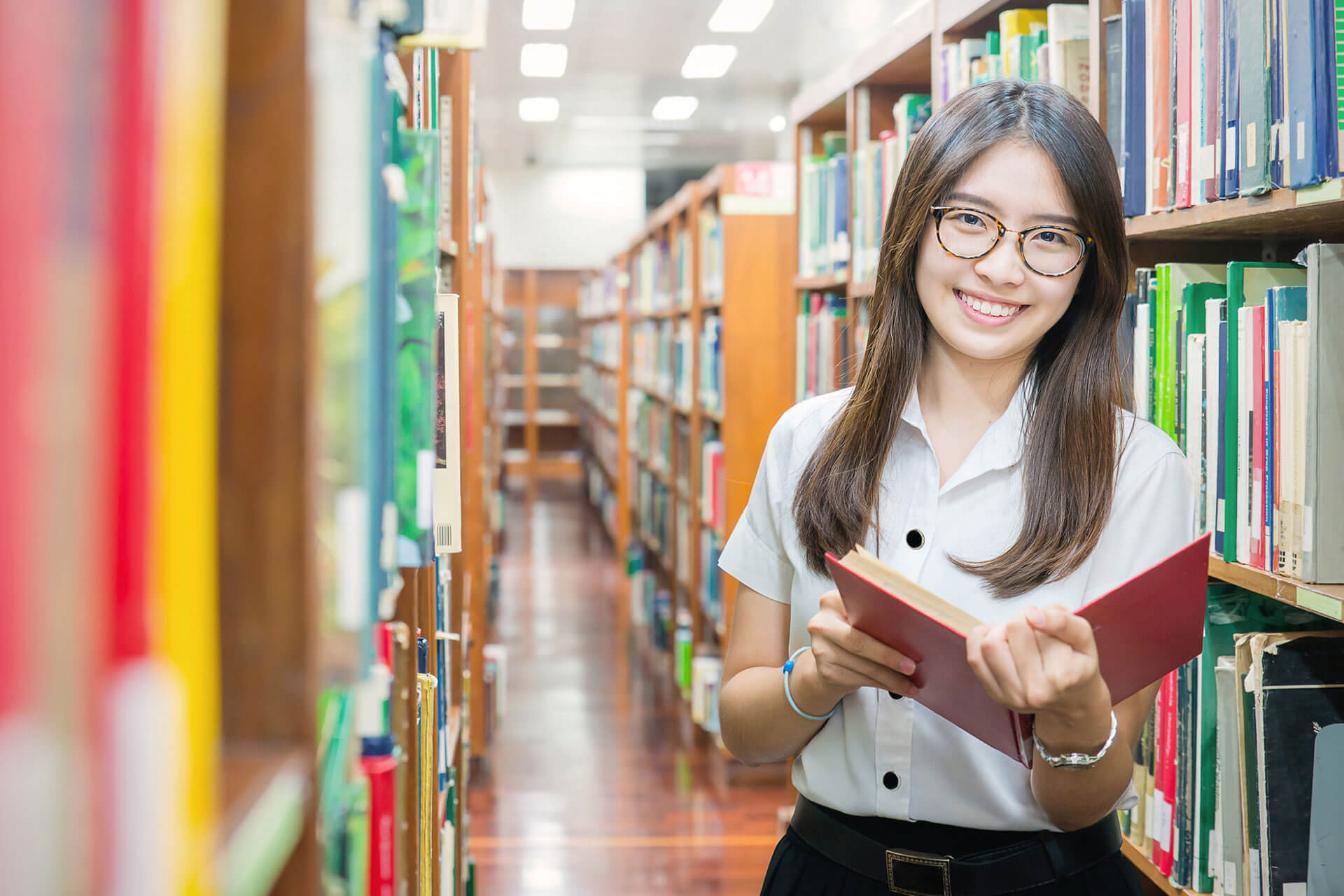 Asian students. Учеба в библиотеке. Студенты в библиотеке. Фотосессия в библиотеке. Униформа в библиотеке.